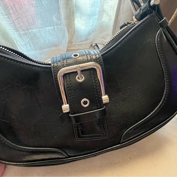Osoi Brocle Buckle Shoulder Bag Black - Picture 3 of 7